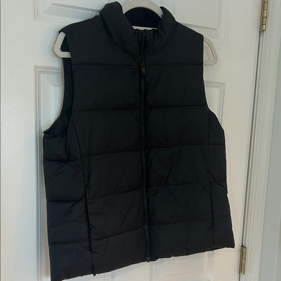 The Gap Black Quilted Puffer Vest - Picture 3 of 3